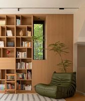 Système mural de bibliothèque moderne extensible en bois massif et acier inoxydable pour salon, portes en verre, éclairage de lecture dissimulé, 5 étagères