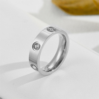 HONGTONG D2-8 Bague En Acier Inoxydable Femme Bijoux De Mode pour Femmes Personnalité Niche Conception Exquis Anneau Décoratif Couple