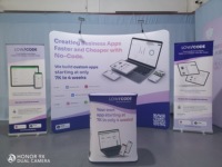 Support de bannière incurvé portable en aluminium pour événements et expositions, avec toile tendue publicitaire