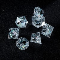 Ensemble de dés en résine polyédrique personnalisé de 7 pièces avec des chiffres argentés DND, noyau liquide bleu transparent pour les jeux de table