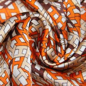 Bufandas de seda artificial de diseñador cuadrado 90*90 al por mayor, pañuelo de seda de lujo con estampado digital personalizado para mujer - Product Image 4