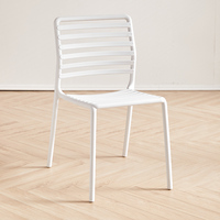 Chaise de salle à manger et table en plastique au design épuré pour hôtel et extérieur – Meilleures ventes