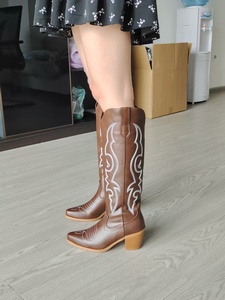 Bottes de chevalier et bottes de cowboy à talons épais et décoratifs, <span class=keywords><strong>style</strong></span> européen et américain tendance 2026, fabriquées sur mesure pour femmes - Product Image 3