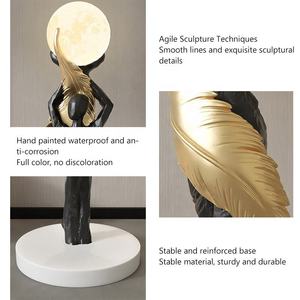 Lampe sur pied sculpture femme abstraite, résine noire et or, lumière LED lune, statue d'art moderne, décoration intérieure pour salon et entrée - Product Image 6