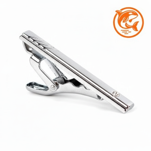 Elegante accessorio per la coordinazione per abito con decorazione cubica da uomo ideale per fermacravatte - Product Image 1