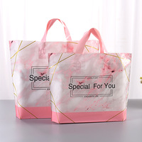 Emballage cadeau haut de gamme en HDPE avec fond carré, poignée Flexiloop, recyclable, matériau résistant et durable, design de logo personnalisé, boutique