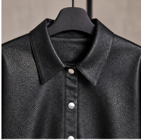 Veste en cuir noire texturée vintage décontractée à revers, boutons argentés verticaux, ourlet froncé, coupe ample, manteau court pour le quotidien