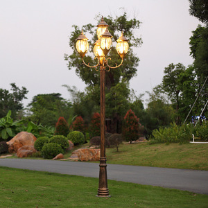 Lampadaire de jardin extérieur en fer avec abat-jour en verre LED, lumière blanc chaud 2700K, IP66, ampoule A19 non amovible, détecteur de mouvement, alimenté par énergie solaire - Product Image 3
