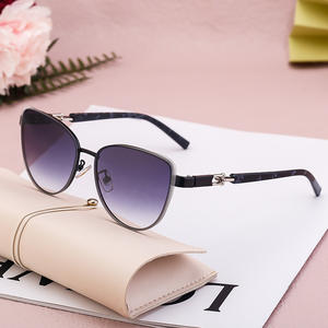 แว่นกันแดดทรงแคทอายสำหรับผู้หญิง เลนส์ PC ป้องกันรังสียูวี 400 กรอบสีดำ สไตล์อินสตาแกรม ดีไซน์เนอร์แฟชั่น - Product Image 1