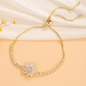สร้อยข้อมือแฟชั่นผู้หญิงประดับดอกไม้เพทาย โซ่ปรับได้ สีทองและสีขาว - Product Image 3