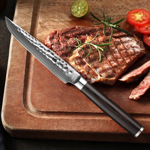 Couteau à steak professionnel en acier Damas de 5 pouces avec manche en bois Pakka - Product Image 1