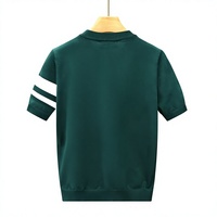Camiseta de punto verde de manga corta para hombre con cuello redondo y ribete a rayas en contraste, corte regular, de secado rápido y ecológica, informal.