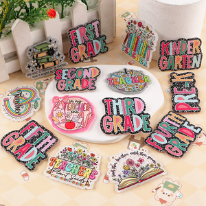 Porta-credenciales de acrílico personalizados y coloridos con textos y motivos florales de alta calidad para profesores, ideales para decoraciones DIY. - Product Image 2