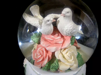 Produttore di Globi di Neve Musicali in Poliresina Personalizzati OEM con Statuetta di Colomba per Regali di Nozze, Rivenditori e Acquirenti di Marchi