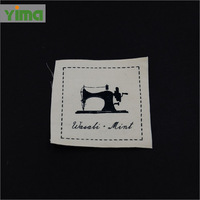 Étiquettes en coton recyclé écologiques personnalisées avec logo imprimé, pliées en bout, fabriquées par YIMA Label Factory pour vêtements