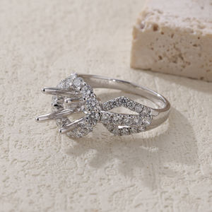 แหวนหมั้นแบบกึ่งสำเร็จรูปทองคำขาว 18K แท้ ดีไซน์คลาสสิก ประดับเพชรคุณภาพสูง ฝังแบบ Prong Setting สำหรับงานแต่งงานหรืองานเลี้ยง - Product Image 5