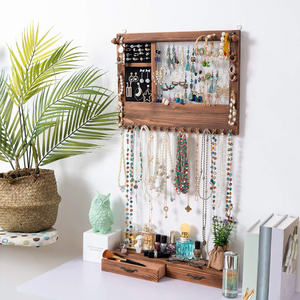 Organisateur de bijoux mural en bois personnalisé avec étagère en maille et tiroirs pour colliers, bracelets, boucles d'oreilles et bagues - Product Image 2