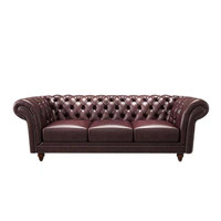 Canapé trois places de style country américain pour salon, en cuir de vachette pleine fleur, cuir huilé, avec boucle vintage, couleur rouge bordeaux