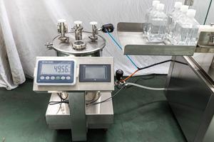 מכונות למילוי בקבוקי פלסטיק עם תבנית, איטום וסגירה, חצי אוטומטיות, למילוי נוזלים כמו סרום, עם צינורות סיליקון 12 1. - Product Image 6