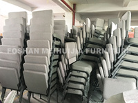 Chaise empilable rembourrée en fer thermolaqué gris pour hôtel, auditorium, église, banquet, restaurant