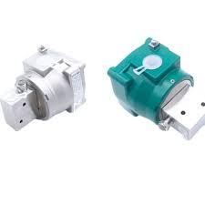 Solenoide Universal de Acción Directa de 3/2 Vías, Serie 327, Modelo 8327, Rosca NPT de 1/4 Pulgada, Cuerpo de Latón, 24V, Funcionamiento Estable - Product Image 3