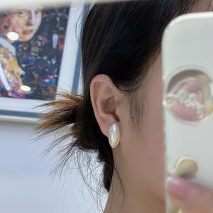 Pendientes de perlas de agua de mar Mabei World, perlas Mabe blancas de 10 mm, pendientes ovalados con borde dorado, joyería minimalista para mujer - Product Image 1