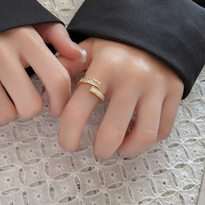 Anillo Abierto de Alta Calidad para Mujer, Chapado en Oro, Sin Deslustre, Sin Níquel, Sin Plomo, Moderno, con Circonita Blanca y Diseño de Concha, Venta al por Mayor - Product Image 2