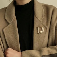 Nouvelle broche en alliage lettre D avec perle, haut de gamme, exquise et simple, fleur de poitrine, épingle de foulard anti-exposition, cadeau pour vêtements de fête