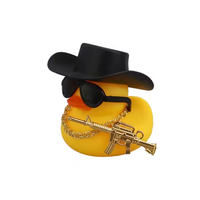 Vente en gros Canard cowboy en caoutchouc de 2 pouces avec lunettes de soleil Jouet drôle de petit canard en caoutchouc pour la décoration de la maison de jeu du tableau de bord de la voiture