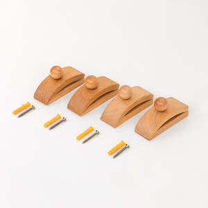 Arazzo in legno e appendiabiti per trapunte con riordino in legno include cuscinetti autoadesivi e viti di montaggio per l'organizzazione del guardaroba - Product Image 2