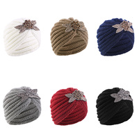 Vente en gros d'accessoires pour cheveux avec logo personnalisé Bonnet d'hiver blanc tricoté en acrylique chaud pour l'extérieur Turban à fleurs perlées pour femmes
