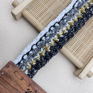 Fabrika doğrudan 2.5 cm siyah ve beyaz altın iplik Tweed konfeksiyon kenar dekorasyon için el yapımı tığ dantel şerit - Product Image 3