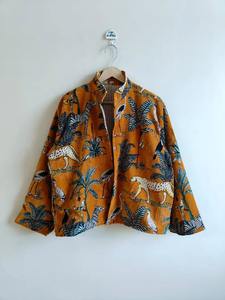 Veste en velours à imprimé jungle pour un usage quotidien ou des rassemblements sociaux et des espaces de travail créatifs disponibles à la vente. - Product Image 6