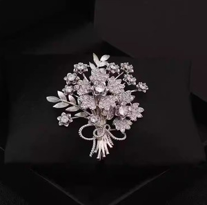 Broche élégante en forme de fleur, plaquée or, avec cristaux et strass, bijoux pour femmes, mariage, fiançailles, designs personnalisés - Product Image 2