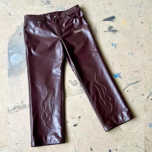 Pantalon en cuir noir souple avec logo personnalisé, pantalon de haute qualité, coupe droite, coupe et couture, pantalon en cuir slim fit pour homme avec poche - Product Image 4