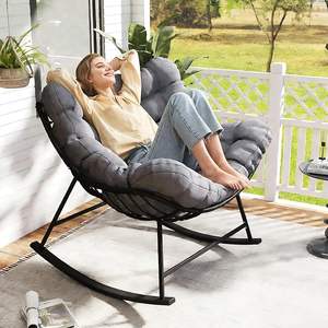 كرسي هزاز داخلي فاخر بتصميم بيضاوي، إطار فولاذي أسود غير لامع، قاعدة بمظهر خشبي، وسادة سميكة من القطن البولي بروبيلين، أثاث للاسترخاء - Product Image 1