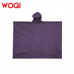Poncho imperméable Woqi léger et unisexe avec capuche et poches pour la randonnée et les activités de plein air - Product Image 1