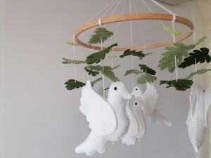 Móvil para Cuna de Bebé con Diseño de Paloma, Móvil de Pájaros Blancos para Cuna, Decoración Neutral para Cuarto de Bebé - Product Image 3