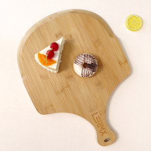 Plateau à fromage en bambou Concept Home 39x29cm avec poignée pour servir le fromage et les desserts - Product Image 3