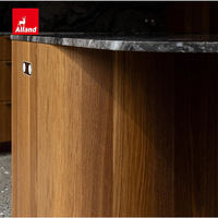 Armoire de cuisine Alland de style moderne du milieu du siècle, finition bois massif, panneau plat, avec îlot en marbre foncé en cascade