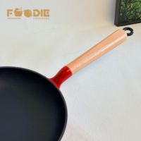 Nouveauté 2026 : Batteries de cuisine en fonte émaillée personnalisées en usine, plus légères, avec poêles, planchas et poêles à frire, ustensiles de cuisine à manche en bois