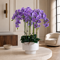 Grande orchidée artificielle blanche avec grappe de fleurs en boule dans un pot en céramique texturée blanche, centre de table de luxe pour hall d'hôtel