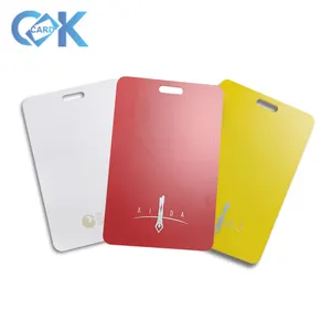 بطاقة ملونة من شنجن مصنوعة من مادة البولي فينيل كلوريد باللون الأحمر والأصفر تستخدم في إنتاج بطاقة الحكام البلاستيكية
