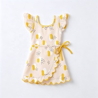 Robe débardeur à imprimé fruits mignons pour petites filles, avec volants aux épaules, ourlet festonné et nœud papillon, idéale pour les vacances et les jeux des enfants