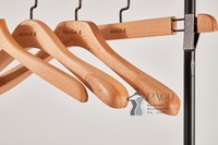 Cintre en bois massif antidérapant robuste pour costumes et manteaux, sans marques sur les épaules, organisateur de placard, vente en gros OEM