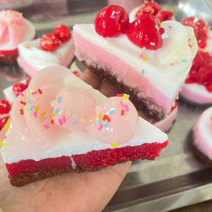 Jouets Alimentaires Squishy en Gros Nouveau Design TPR Gâteau Soufflé au Fromage Fraise Jouet Squishy Anti-Stress Balle à Presser Taba pour Filles - Product Image 3