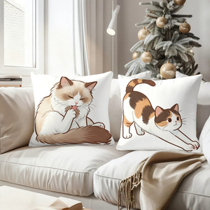 居心地の良い枕に寝そべる愛らしい猫たちが、ホリデーのストッキングやトナカイの角で飾られたお祭り気分あふれるリビングルームを彩ります。 - Product Image 4