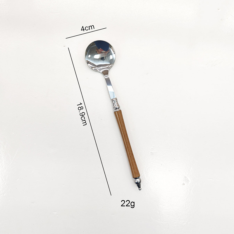 Cuillère ronde avec manche en bois argenté imitation grain de bois.