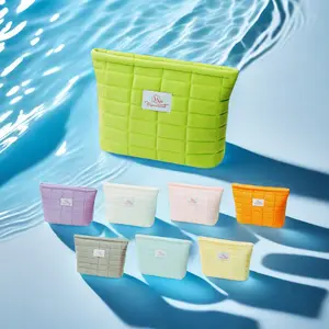 2024 Offre Spéciale Portable couleur unie maquillage sac de rangement Logo personnalisé multifonctionnel voyage serviette tissu sacs à cosmétiques avec fermeture éclair