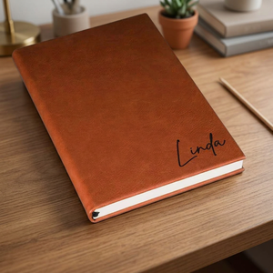 Carnet en similicuir personnalisé A5, carnet minimaliste portable avec impression de nom pour une utilisation promotionnelle, cadeaux pour salons professionnels - Product Image 1